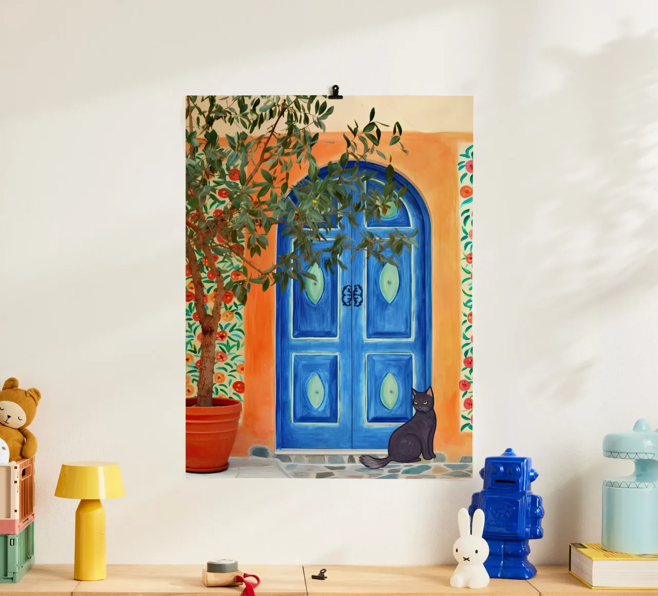 Gatto nero in una porta greca blu poster con telaio in plastica da Peaches Art Prints