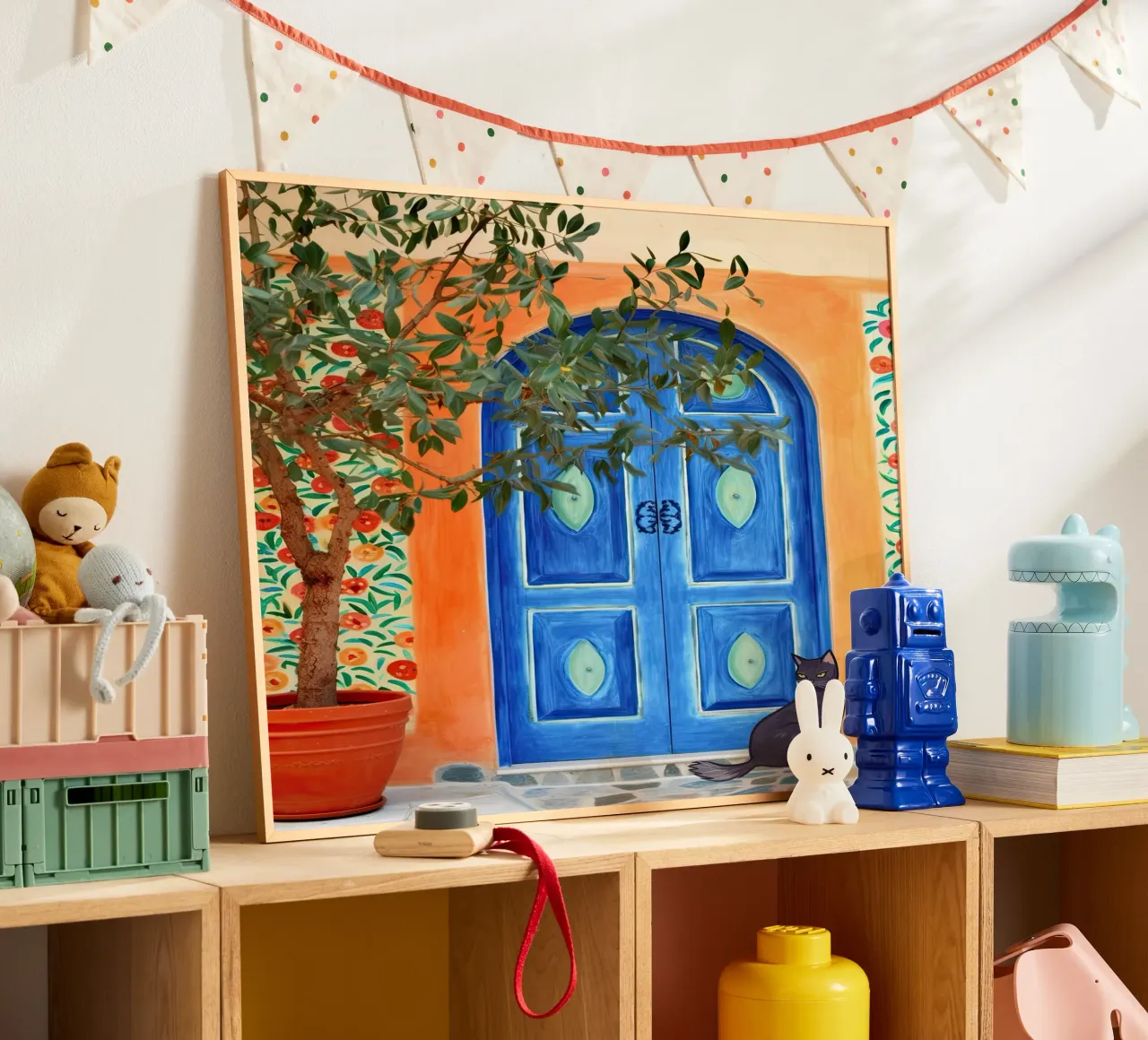 Gatto nero in una porta greca blu poster con telaio in plastica da Peaches Art Prints