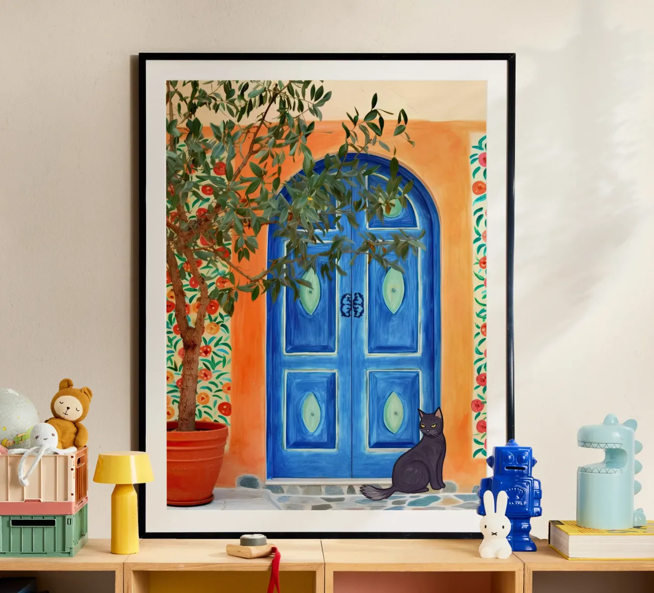 Gatto nero in una porta greca blu poster con telaio in plastica da Peaches Art Prints
