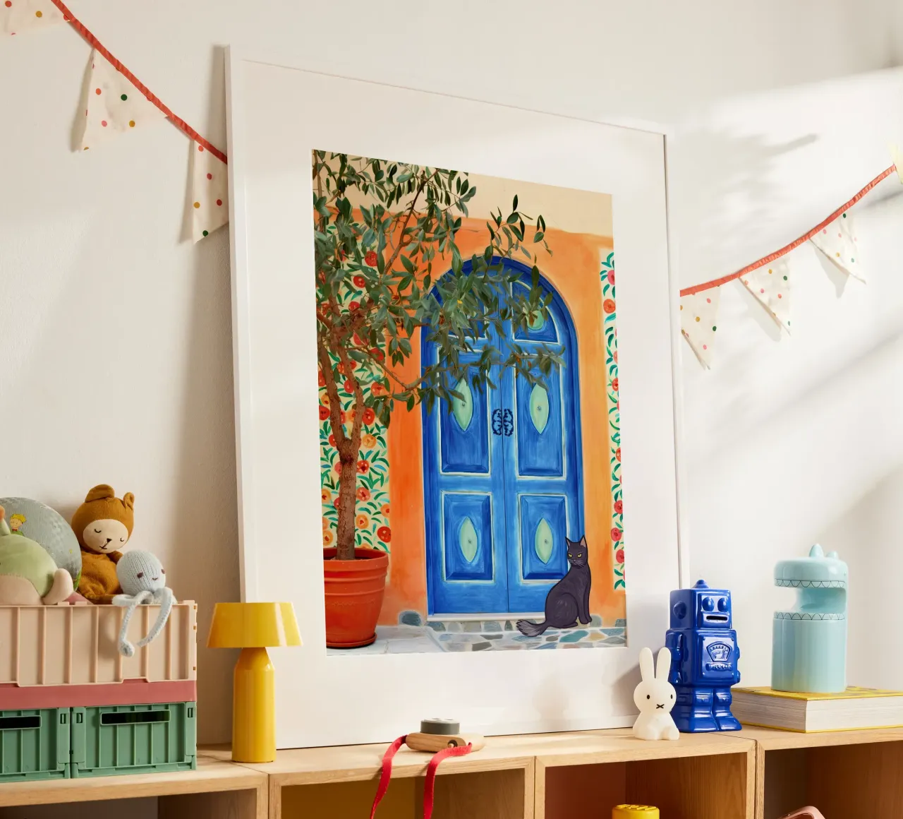 Gatto nero in una porta greca blu poster con telaio in plastica da Peaches Art Prints