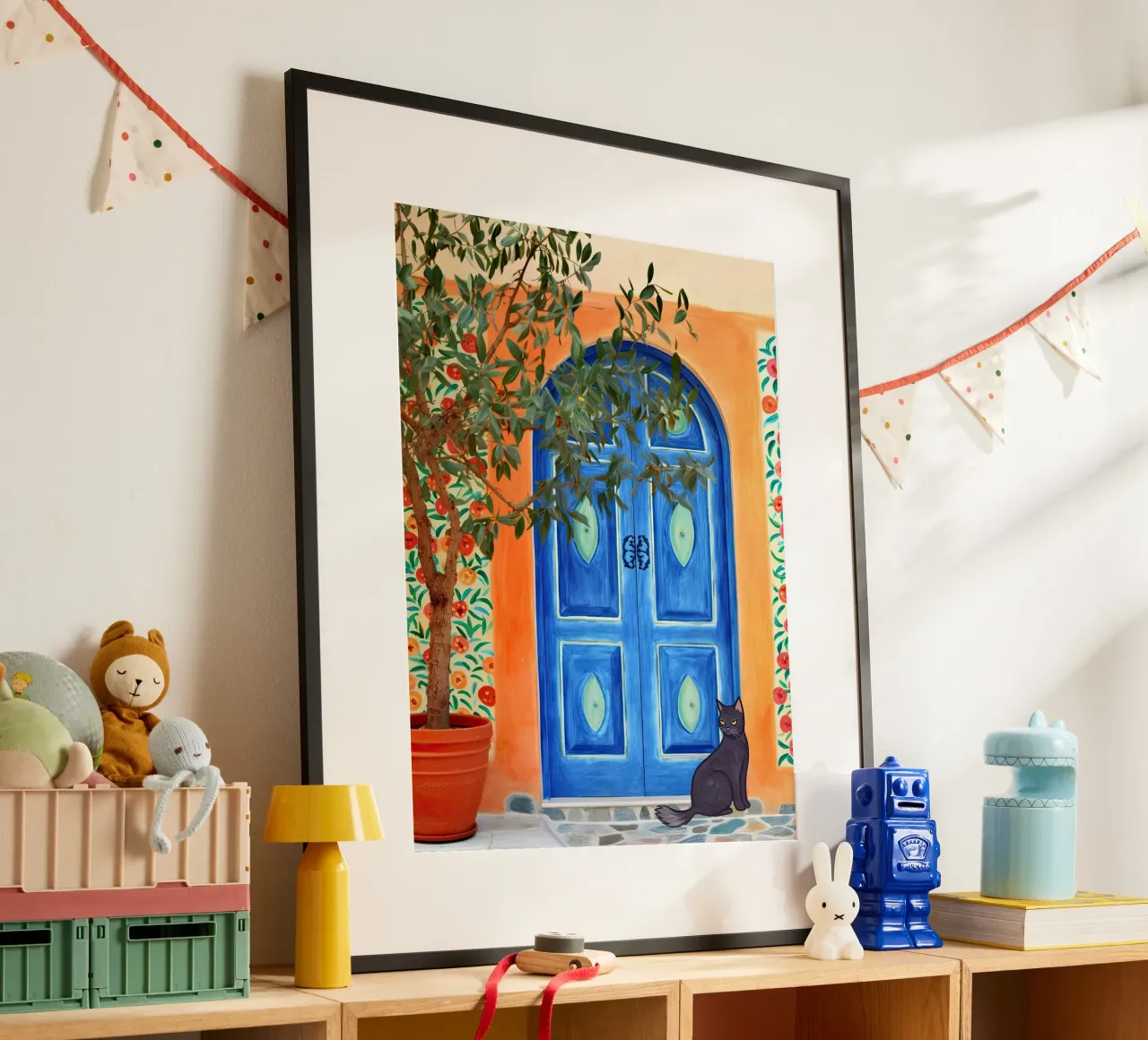 Gatto nero in una porta greca blu poster con telaio in plastica da Peaches Art Prints