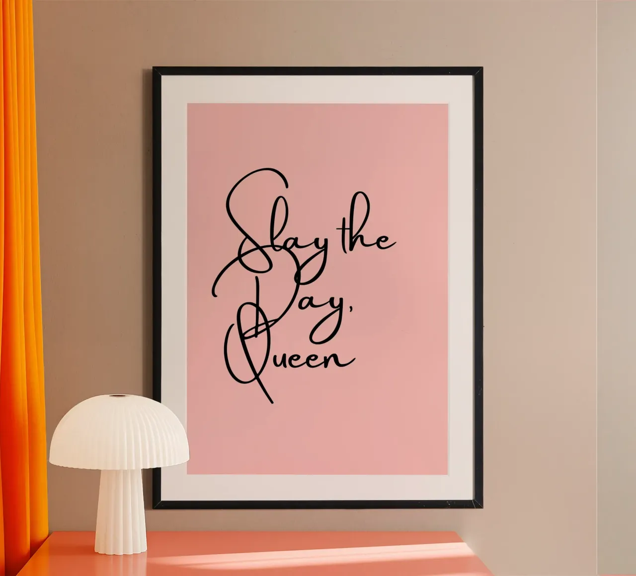 Slay the Day, Queen - Estampado rosa empoderador poster con marco de madera de PrintCessStudio