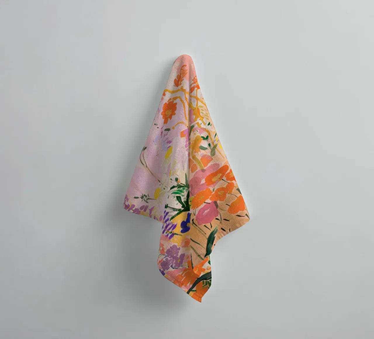 Art floral coloré, illustration de fleurs, art tendance lumineux serviette de bain de ArtHaus