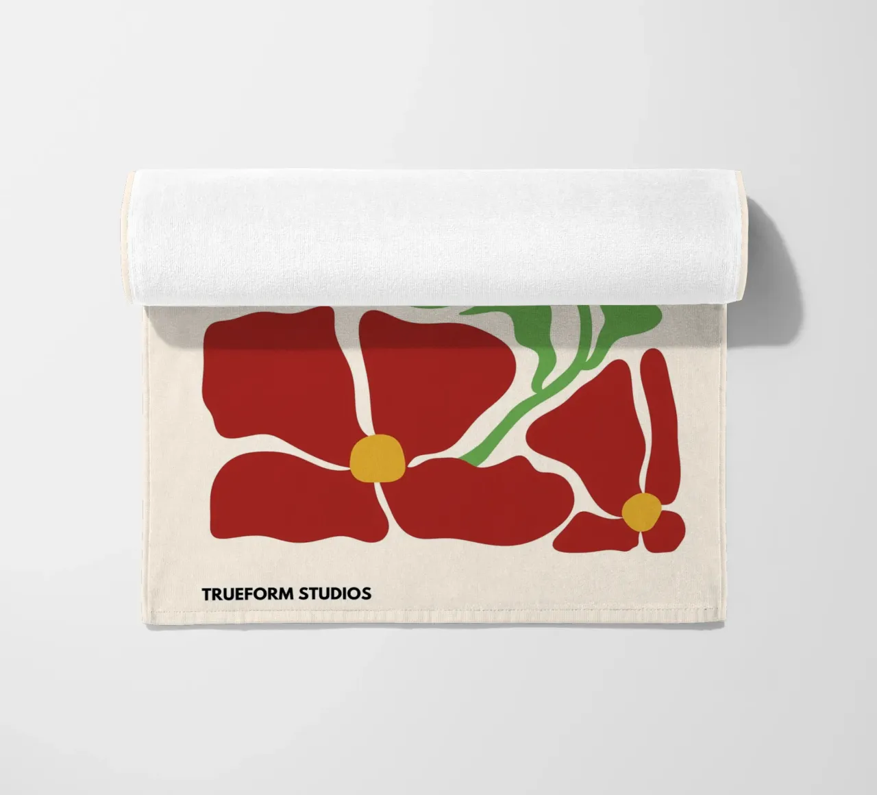 Red Blossom Dreams: Abstract Floral Design telo mare da PrintCessStudio