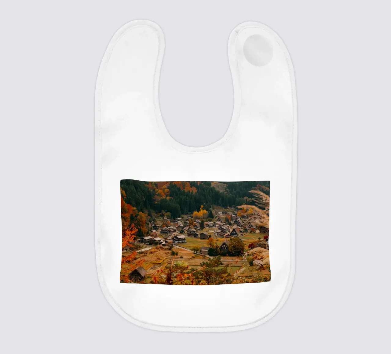Villaggio agricolo giapponese in autunno - Shirakawa-go bavaglino da Marcel Bisig