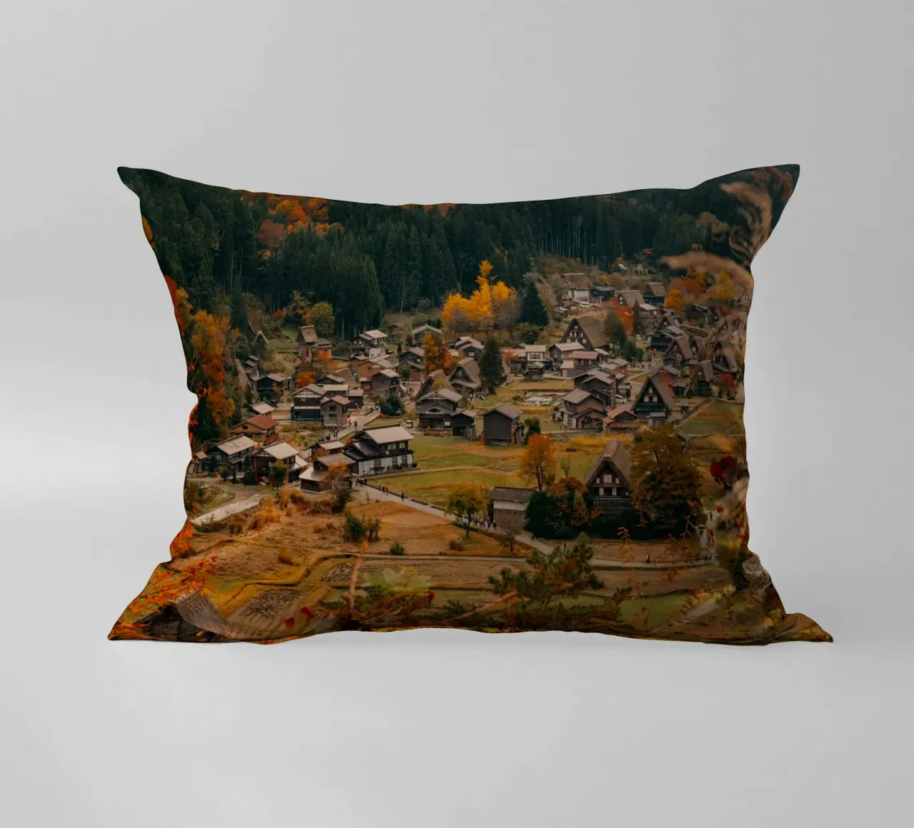 Villaggio agricolo giapponese in autunno - Shirakawa-go cuscino da Marcel Bisig