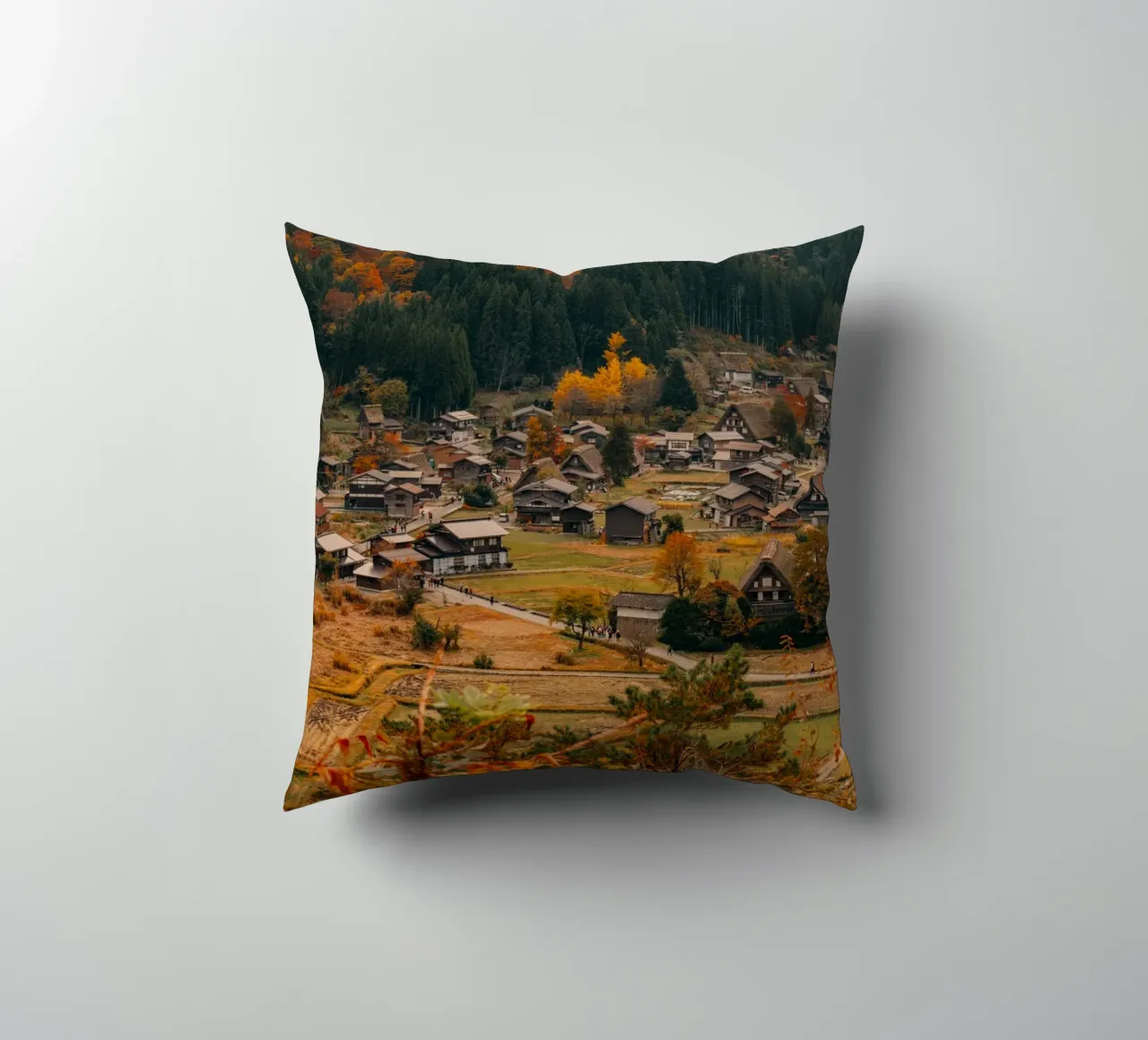 Villaggio agricolo giapponese in autunno - Shirakawa-go cuscino da Marcel Bisig