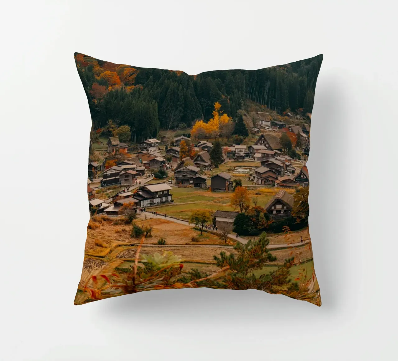 Villaggio agricolo giapponese in autunno - Shirakawa-go cuscino da Marcel Bisig