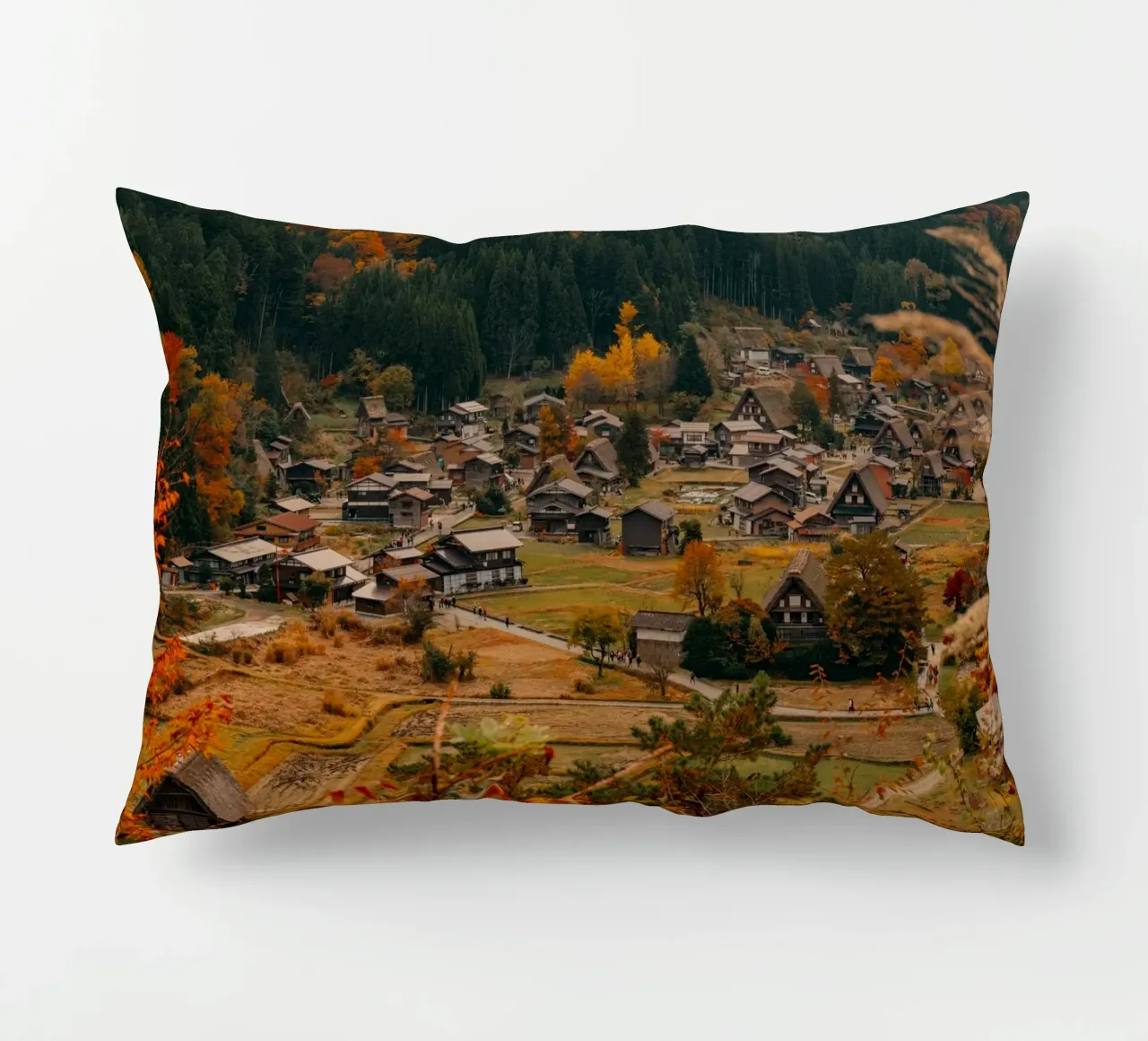 Villaggio agricolo giapponese in autunno - Shirakawa-go cuscino da Marcel Bisig
