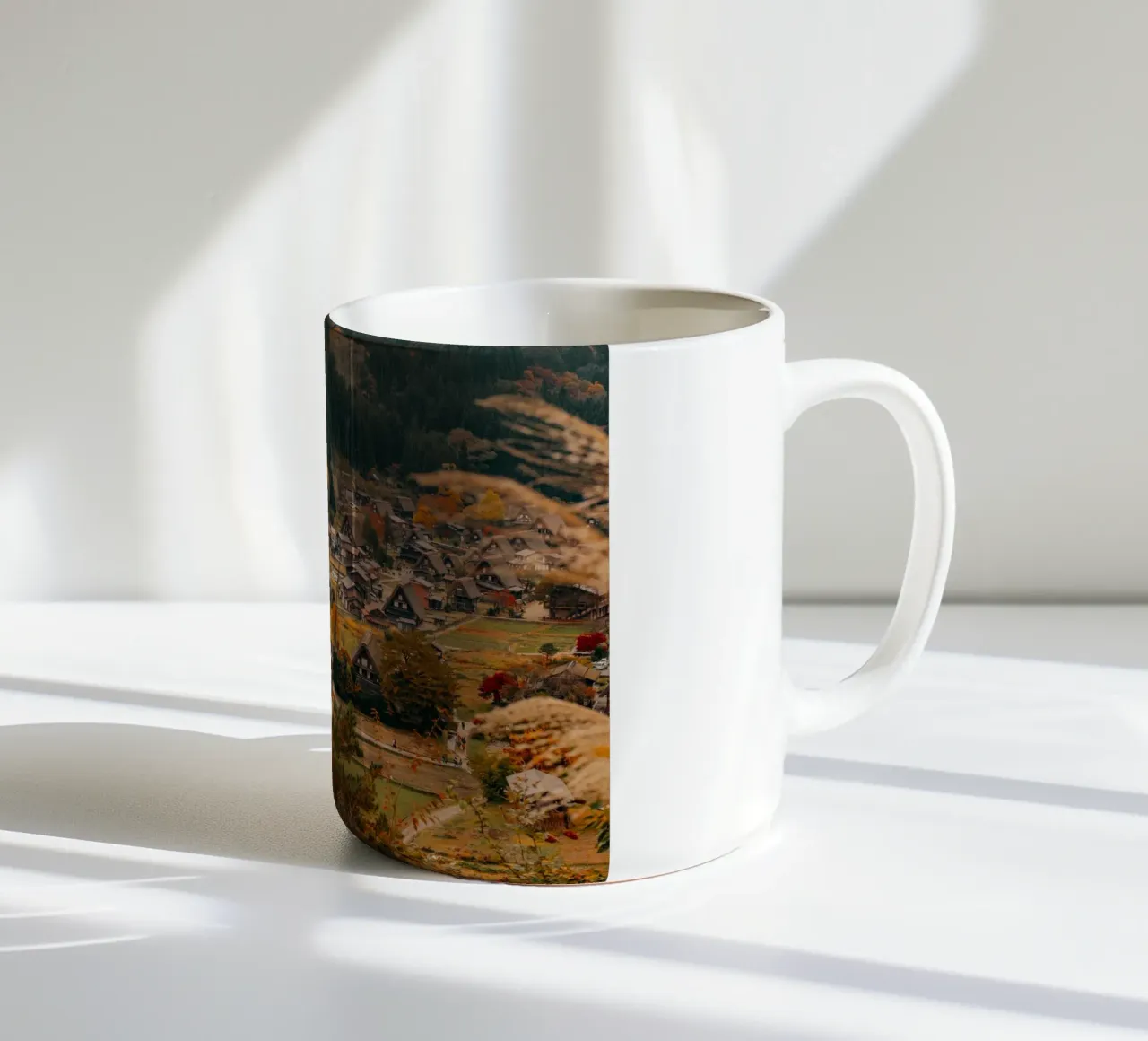 Villaggio agricolo giapponese in autunno - Shirakawa-go tazza in ceramica da Marcel Bisig