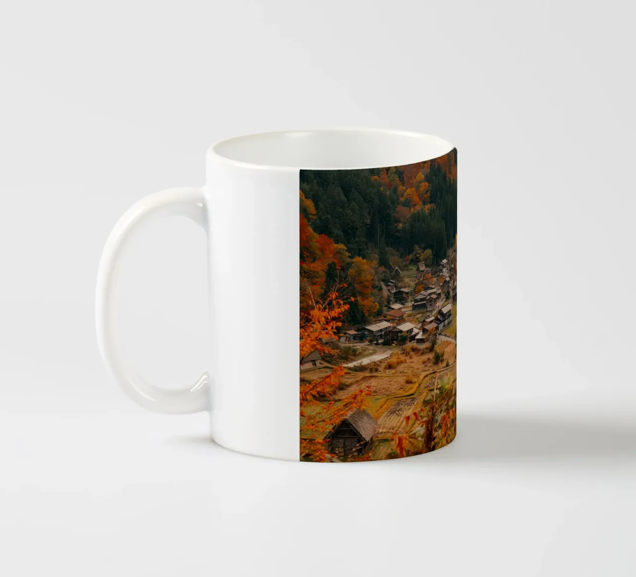 Villaggio agricolo giapponese in autunno - Shirakawa-go tazza in ceramica da Marcel Bisig