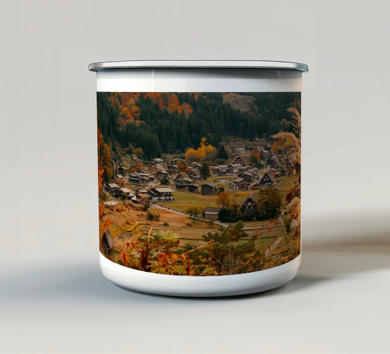 Villaggio agricolo giapponese in autunno - Shirakawa-go tazza in smalto da Marcel Bisig