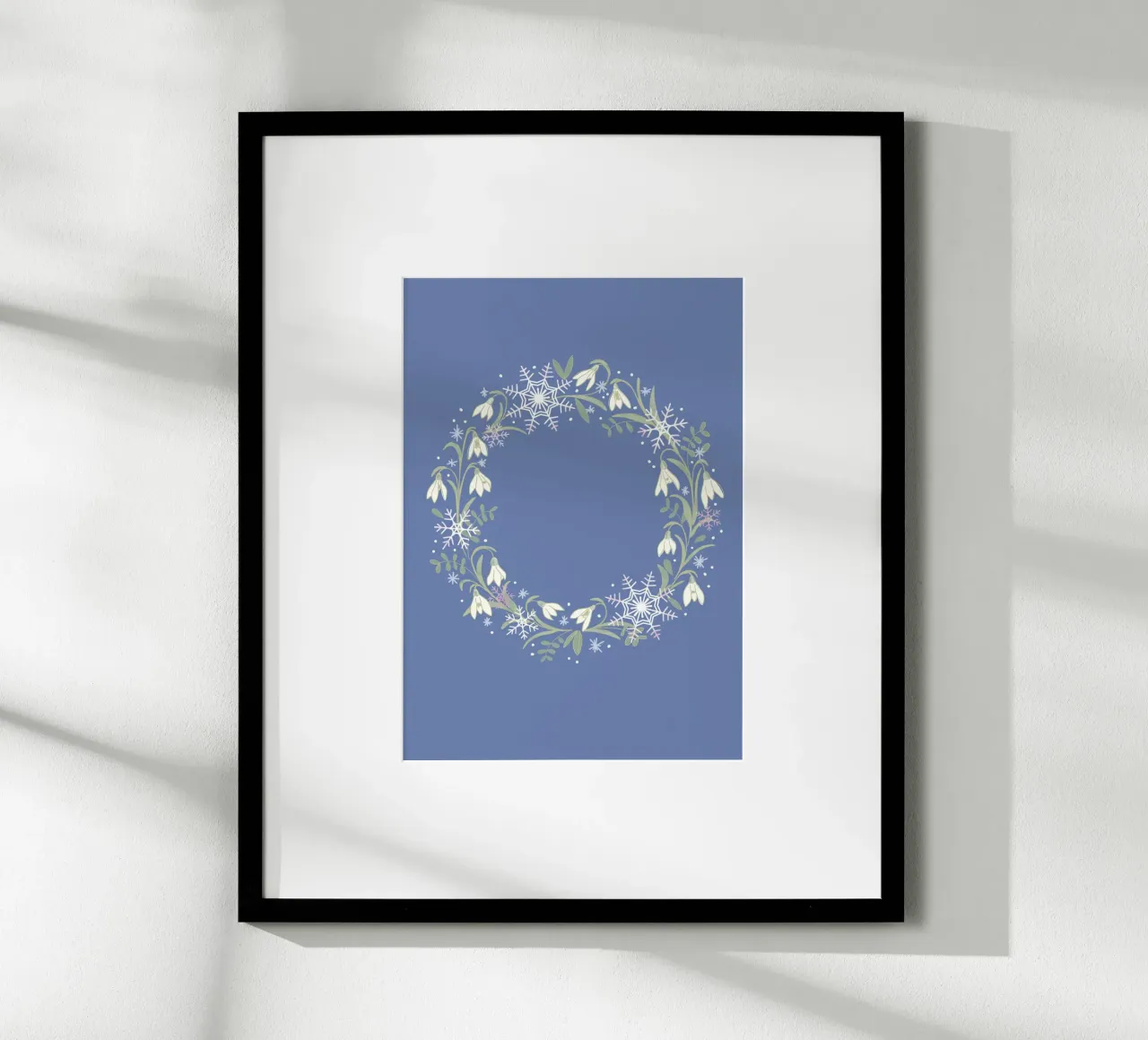 Ghirlanda floreale con fiocchi di neve e bucaneve poster con telaio in legno da keinkonzept