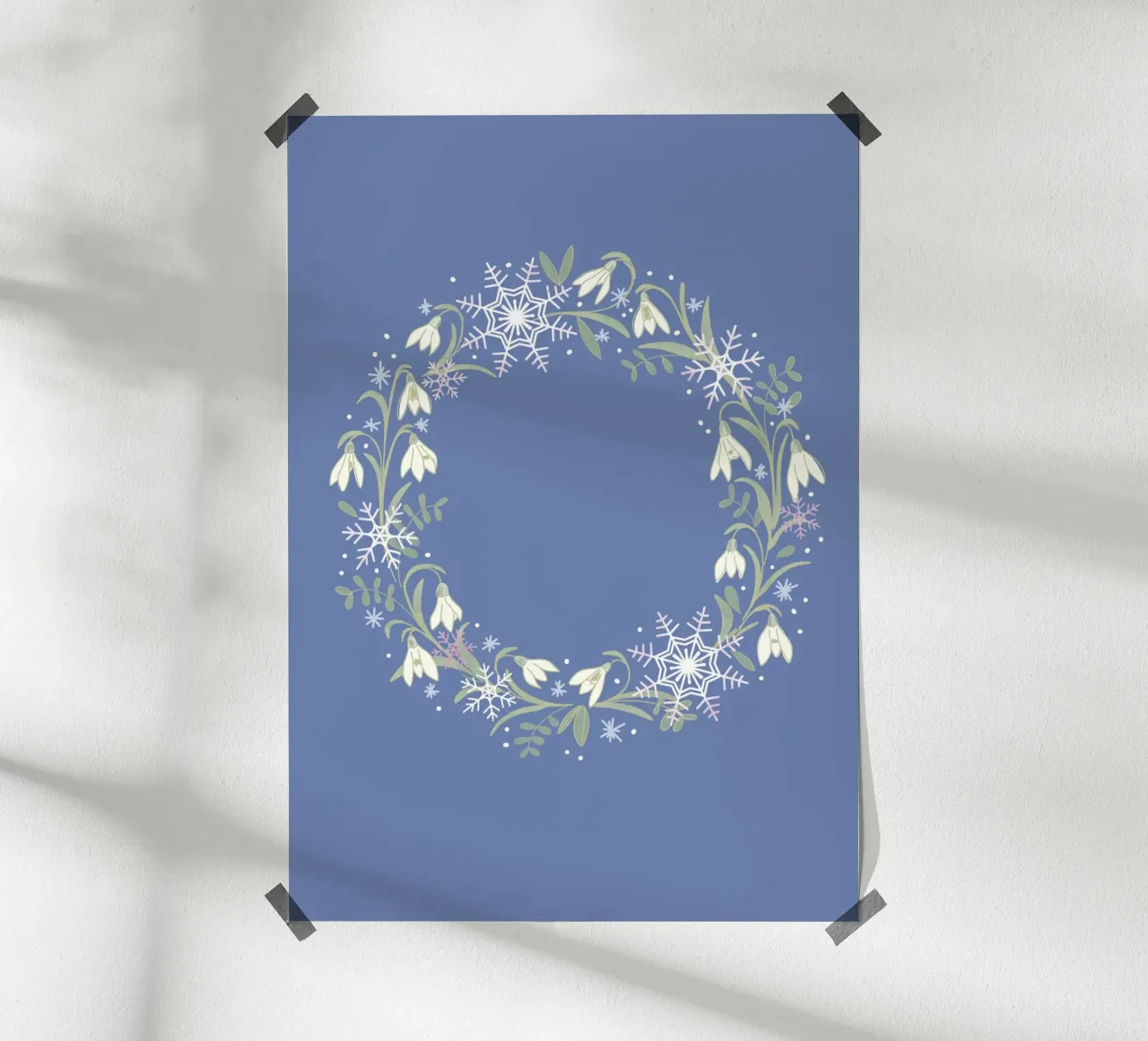 Ghirlanda floreale con fiocchi di neve e bucaneve poster con telaio in legno da keinkonzept