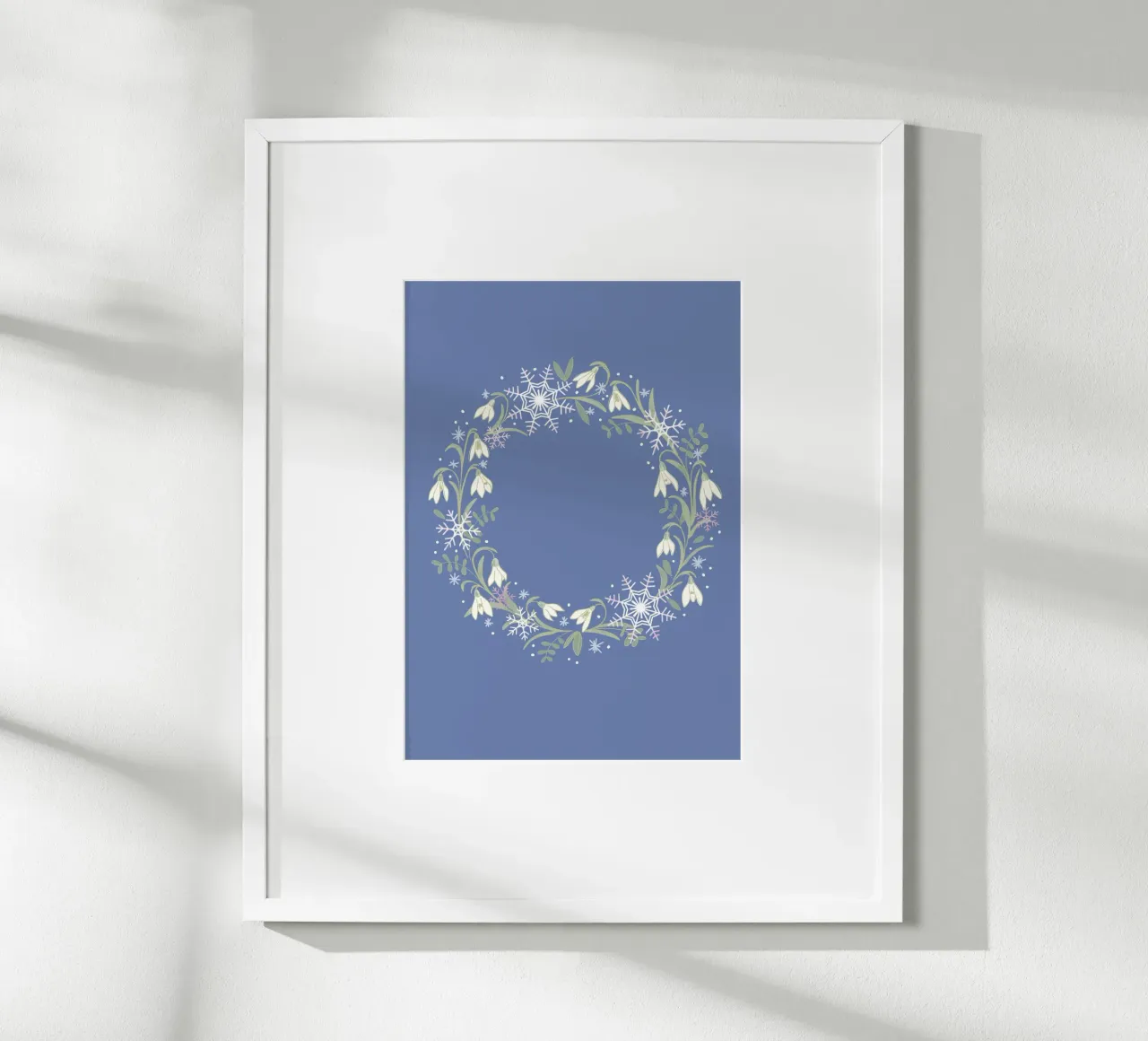 Ghirlanda floreale con fiocchi di neve e bucaneve poster con telaio in legno da keinkonzept