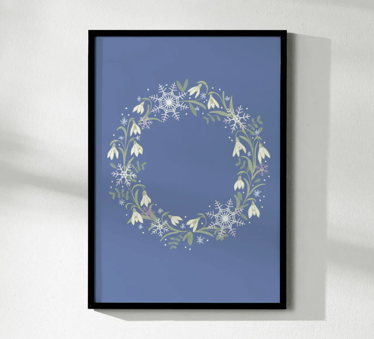 Ghirlanda floreale con fiocchi di neve e bucaneve poster con telaio in legno da keinkonzept