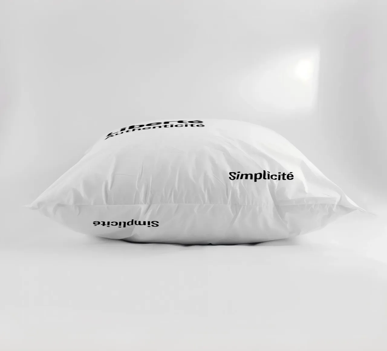 Liberte Authenticite Simplicite cuscino da YV TYPOGRAPHY