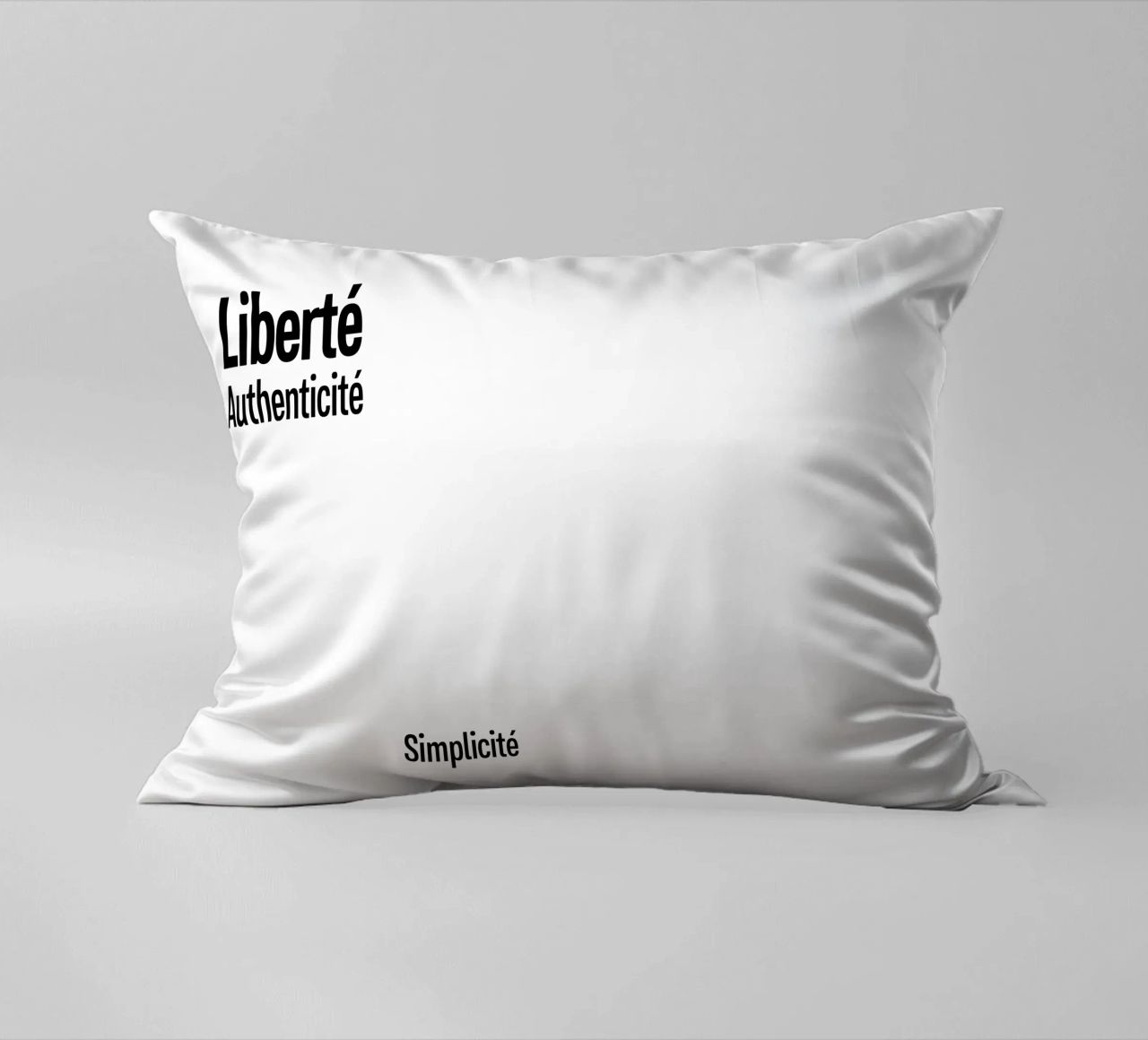 Liberte Authenticite Simplicite cuscino da YV TYPOGRAPHY