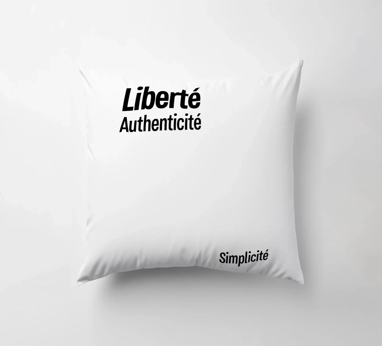 Liberte Authenticite Simplicite cuscino da YV TYPOGRAPHY