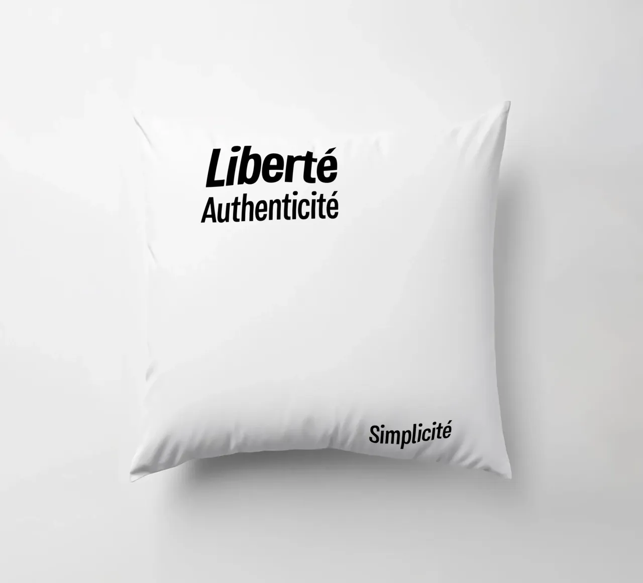 Liberte Authenticite Simplicite kussen van YV TYPOGRAPHY