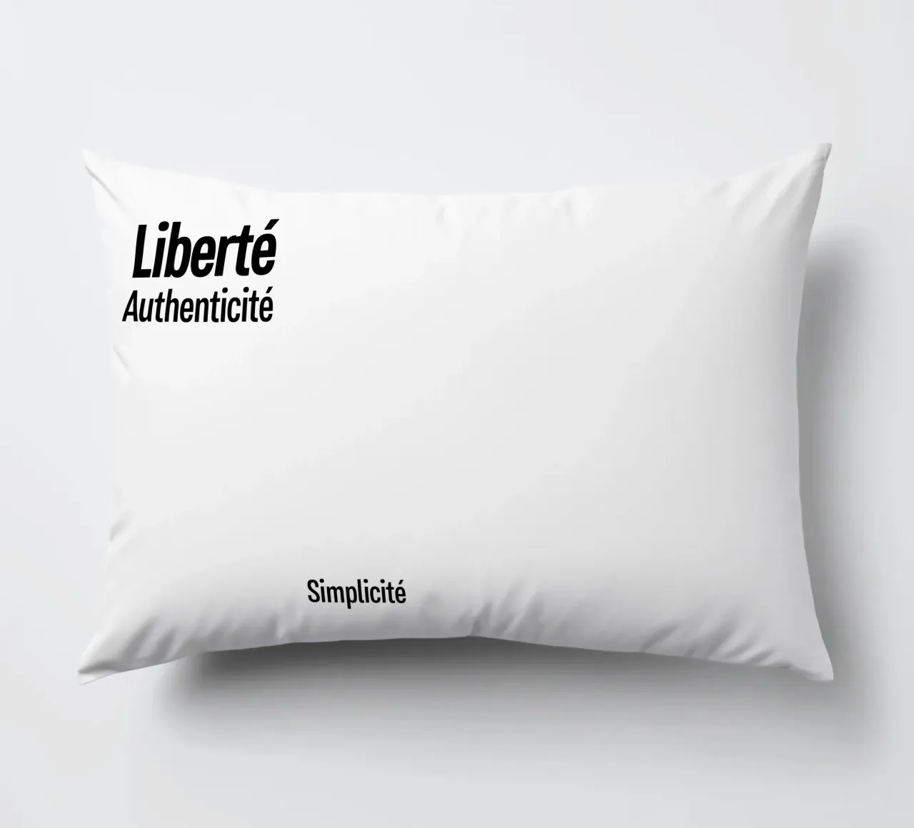Liberte Authenticite Simplicite cuscino da YV TYPOGRAPHY