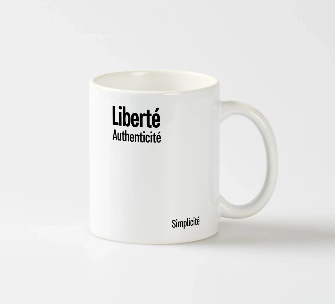 Liberte Authenticite Simplicite tazza in ceramica da YV TYPOGRAPHY