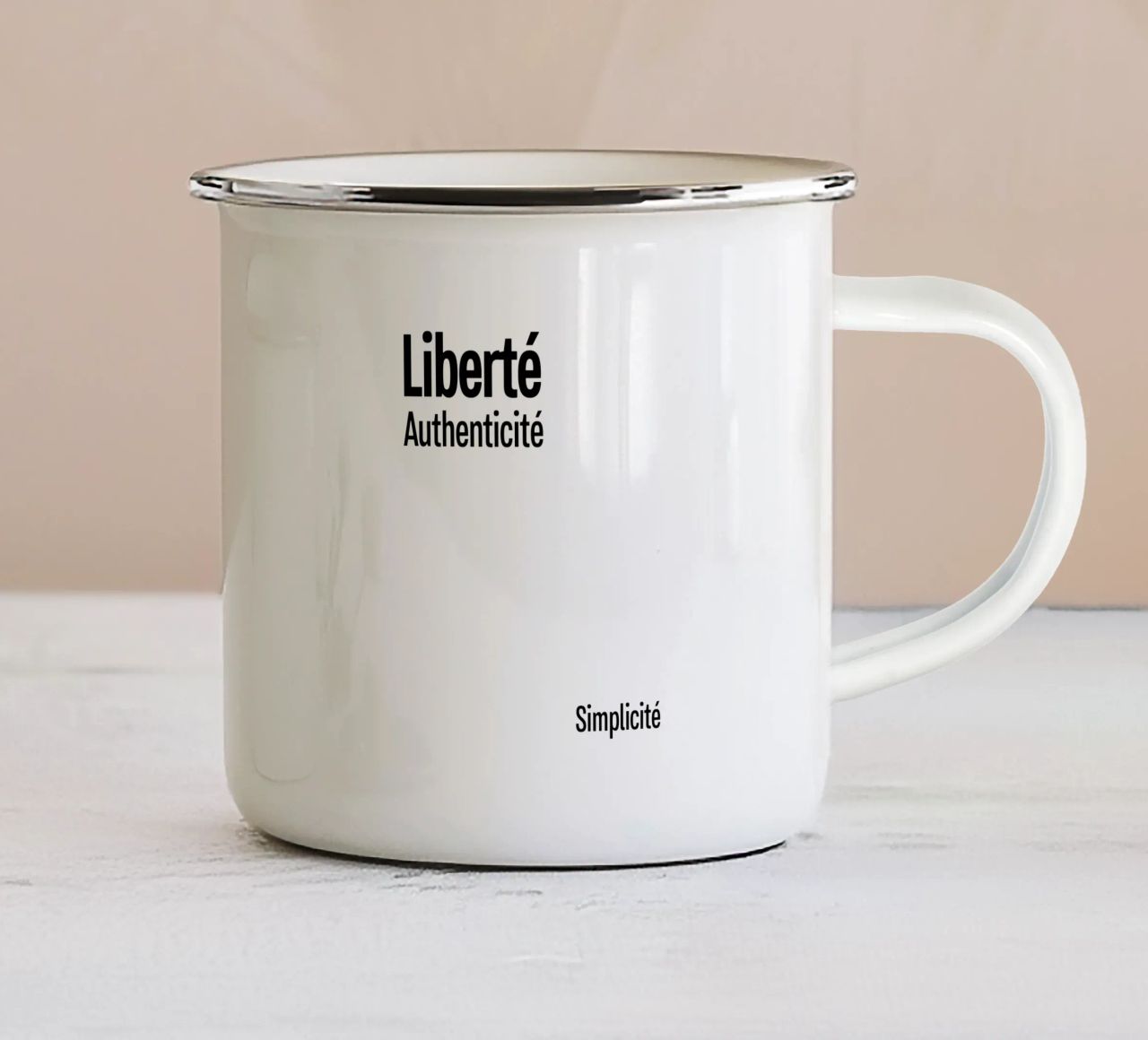 Liberte Authenticite Simplicite tazza in smalto da YV TYPOGRAPHY