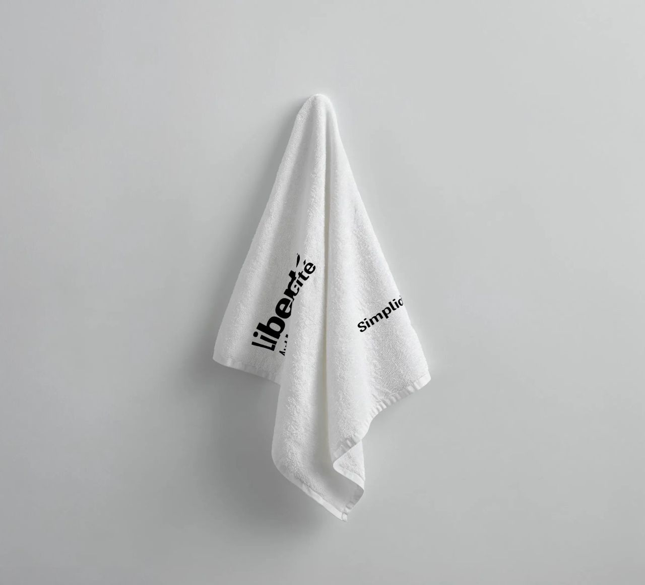 Liberte Authenticite Simplicite asciugamano da bagno da YV TYPOGRAPHY