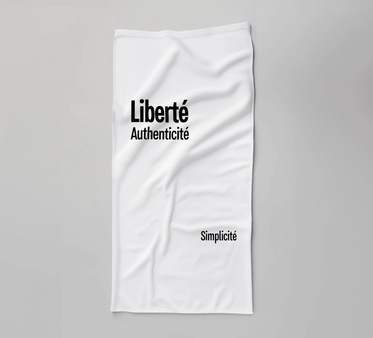 Liberte Authenticite Simplicite asciugamano da bagno da YV TYPOGRAPHY