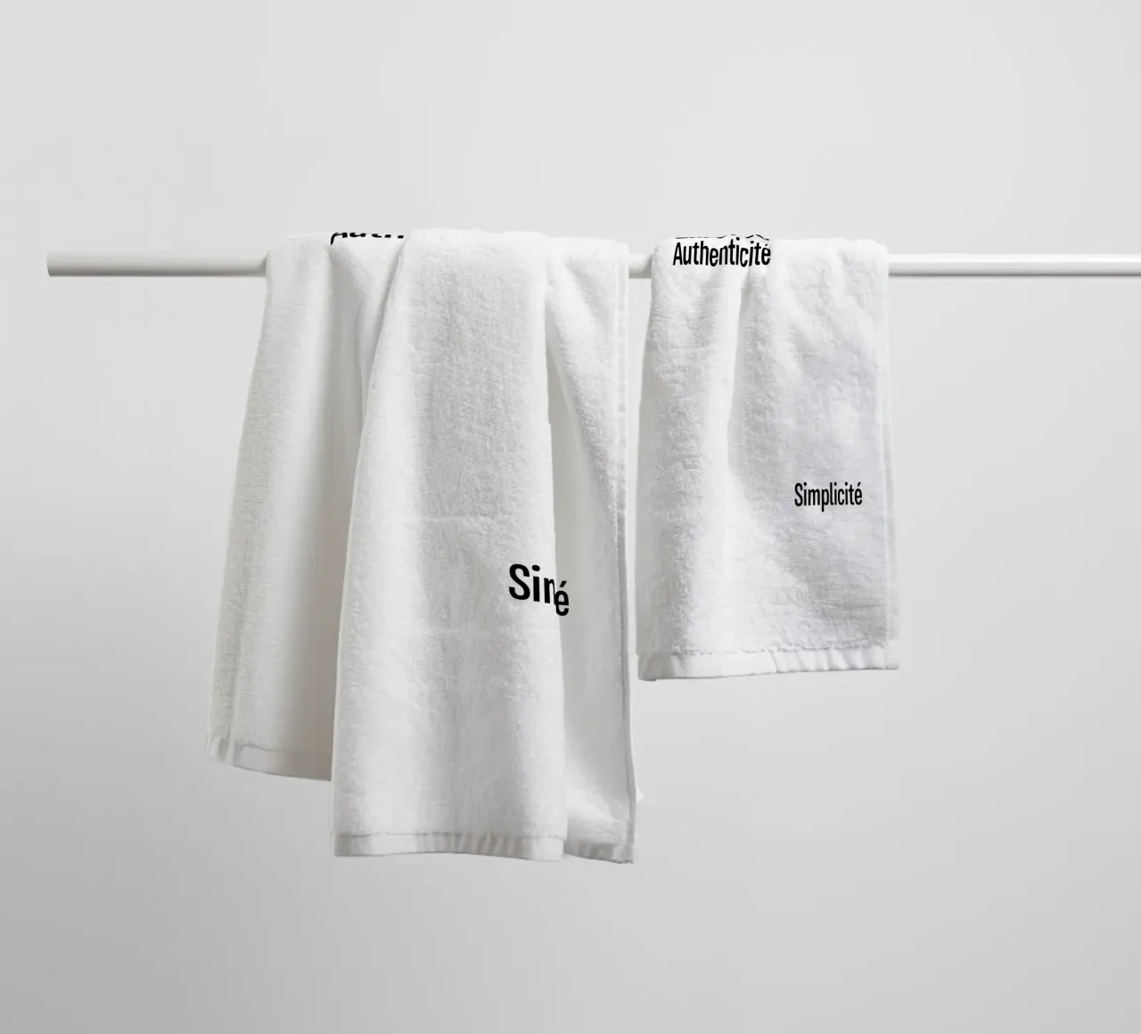 Liberte Authenticite Simplicite asciugamano da bagno da YV TYPOGRAPHY