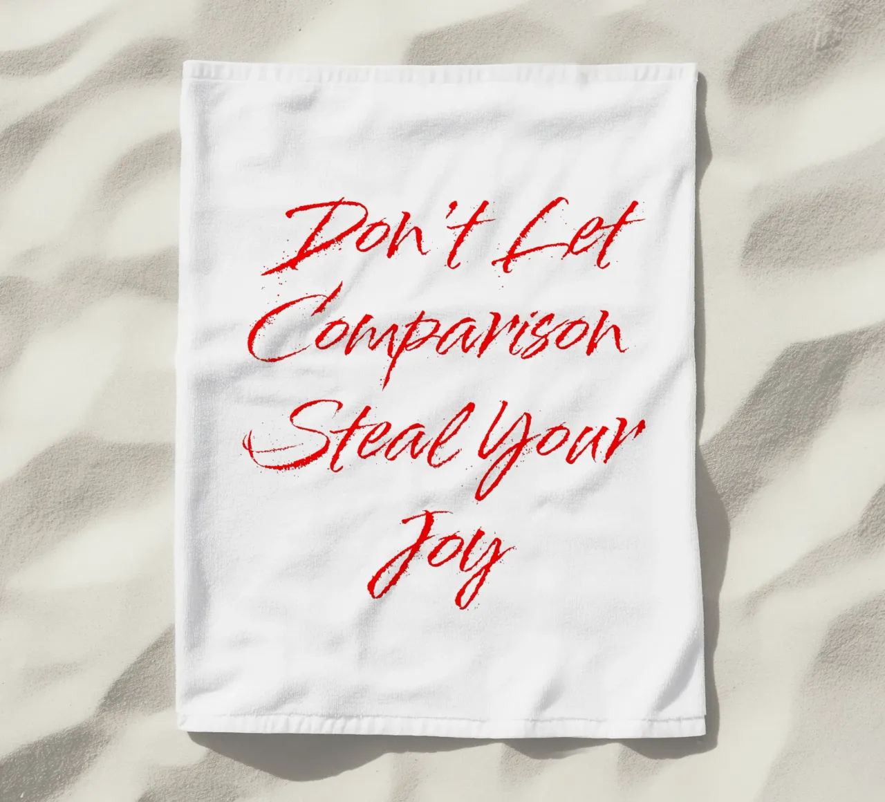 Don't Let Comparison Steal Your Joy - Red Text serviette de plage de FABOArt