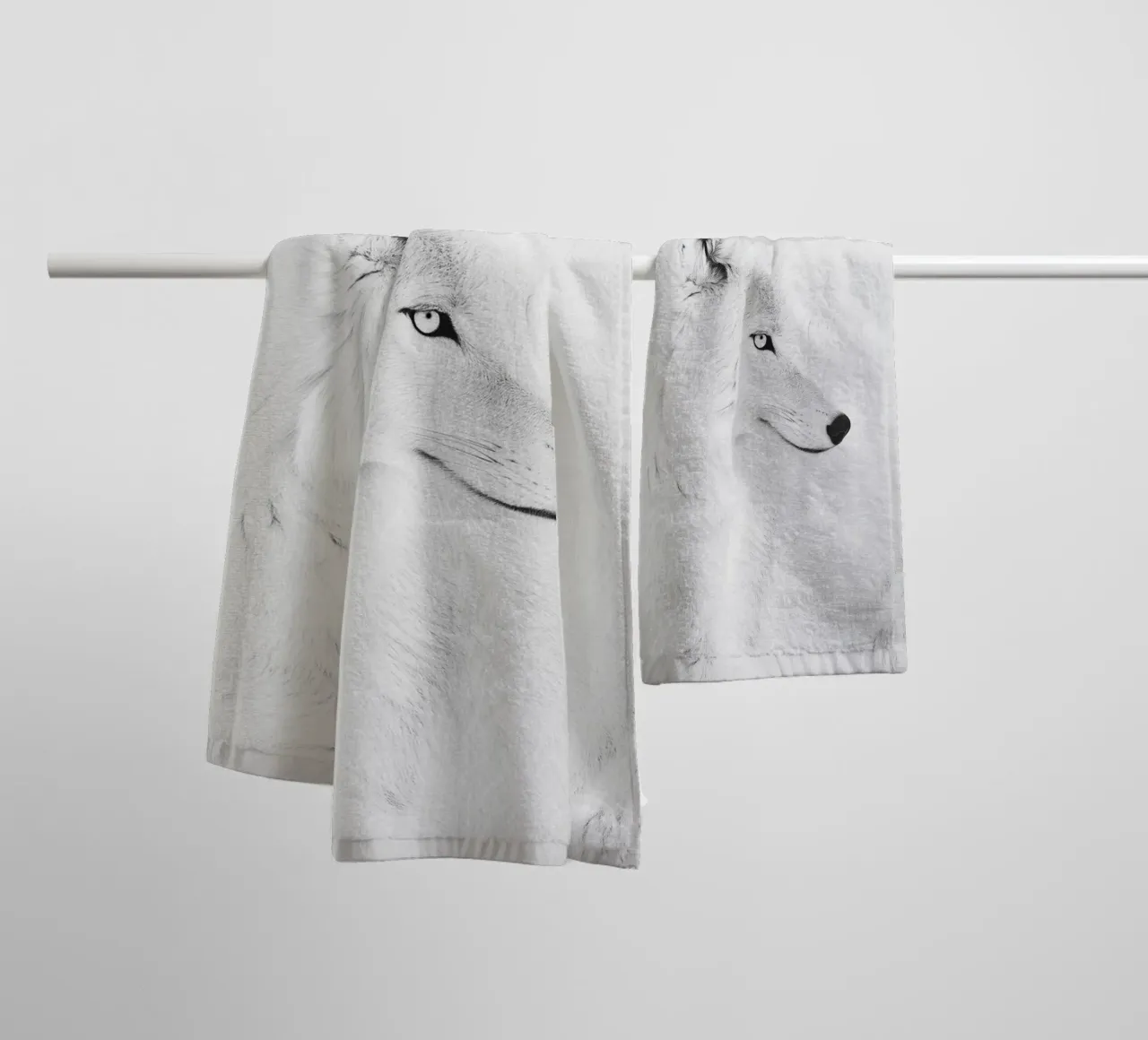 Eleganter weißer Polarfuchs Handtuch von Carinaprint