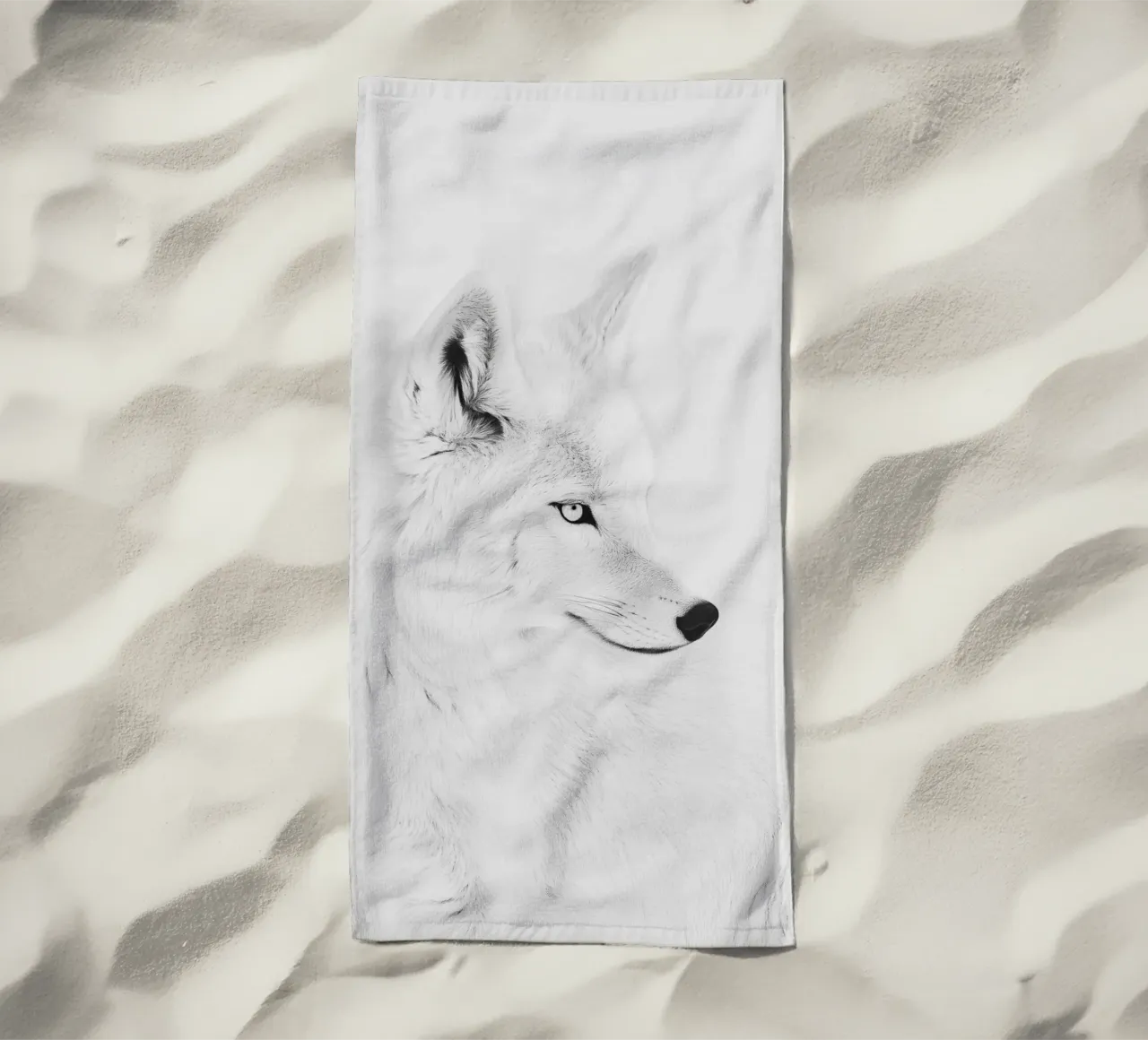 Eleganter weißer Polarfuchs Strandtuch von Carinaprint