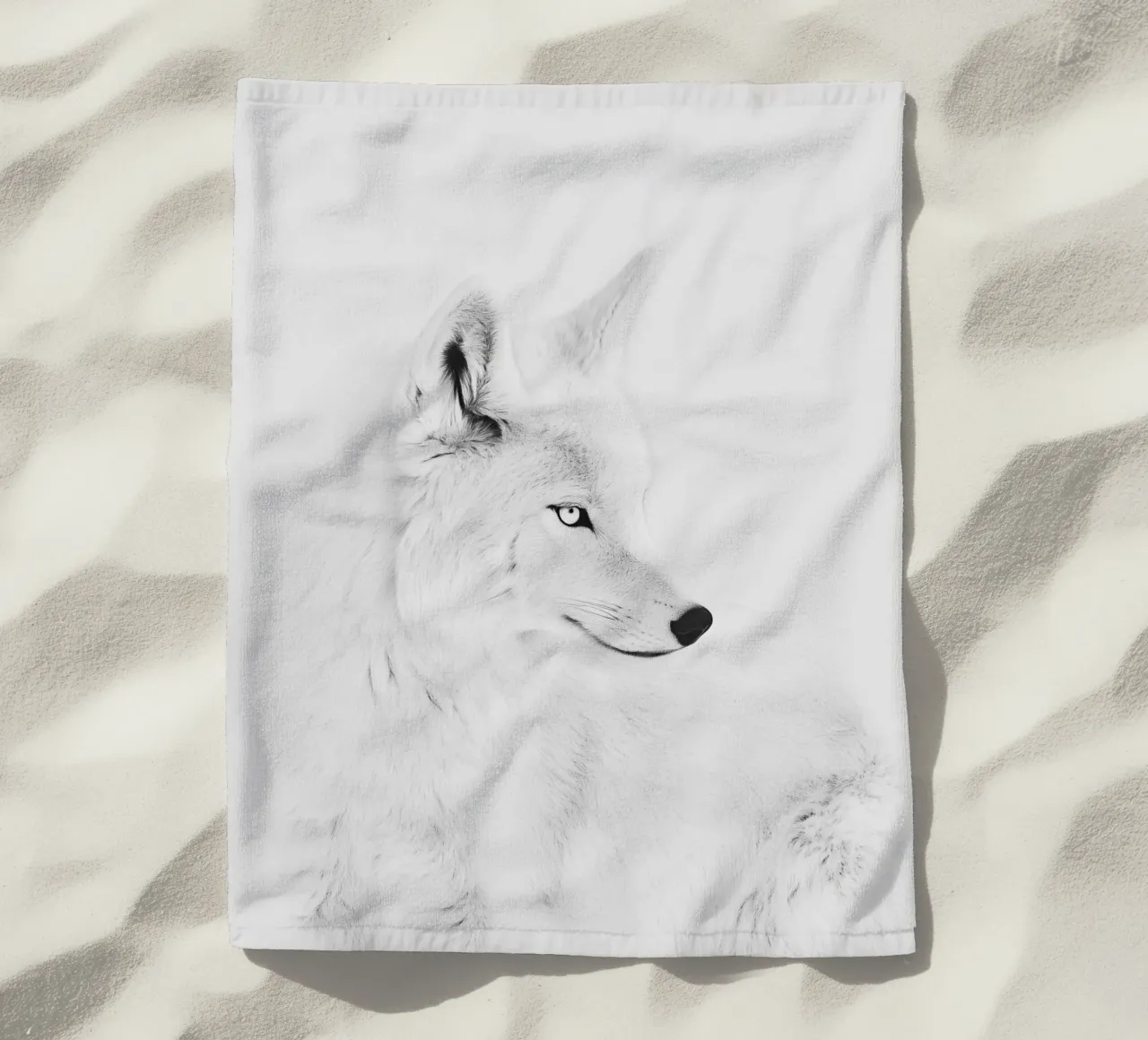 Eleganter weißer Polarfuchs Strandtuch von Carinaprint