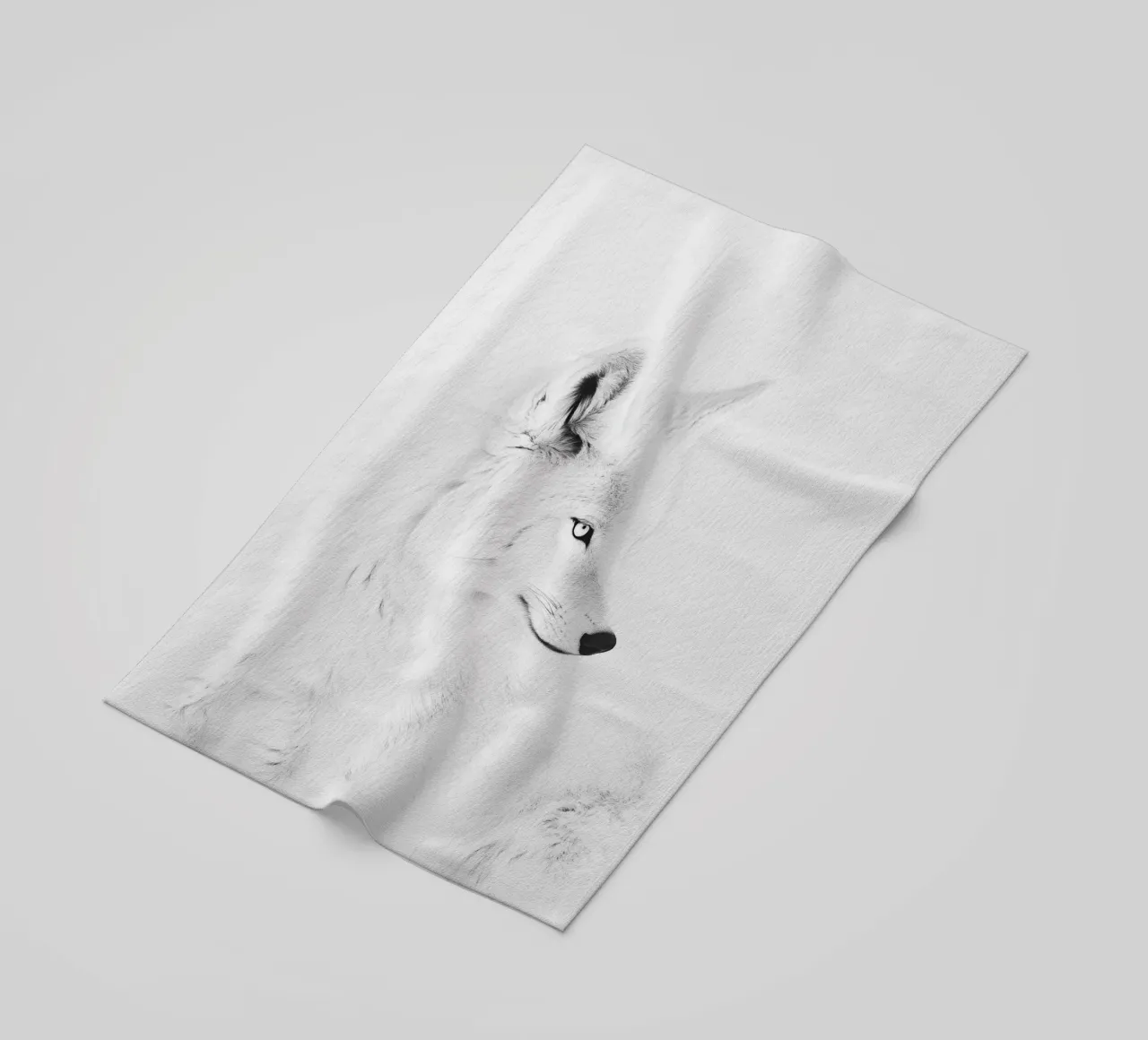 Eleganter weißer Polarfuchs Strandtuch von Carinaprint