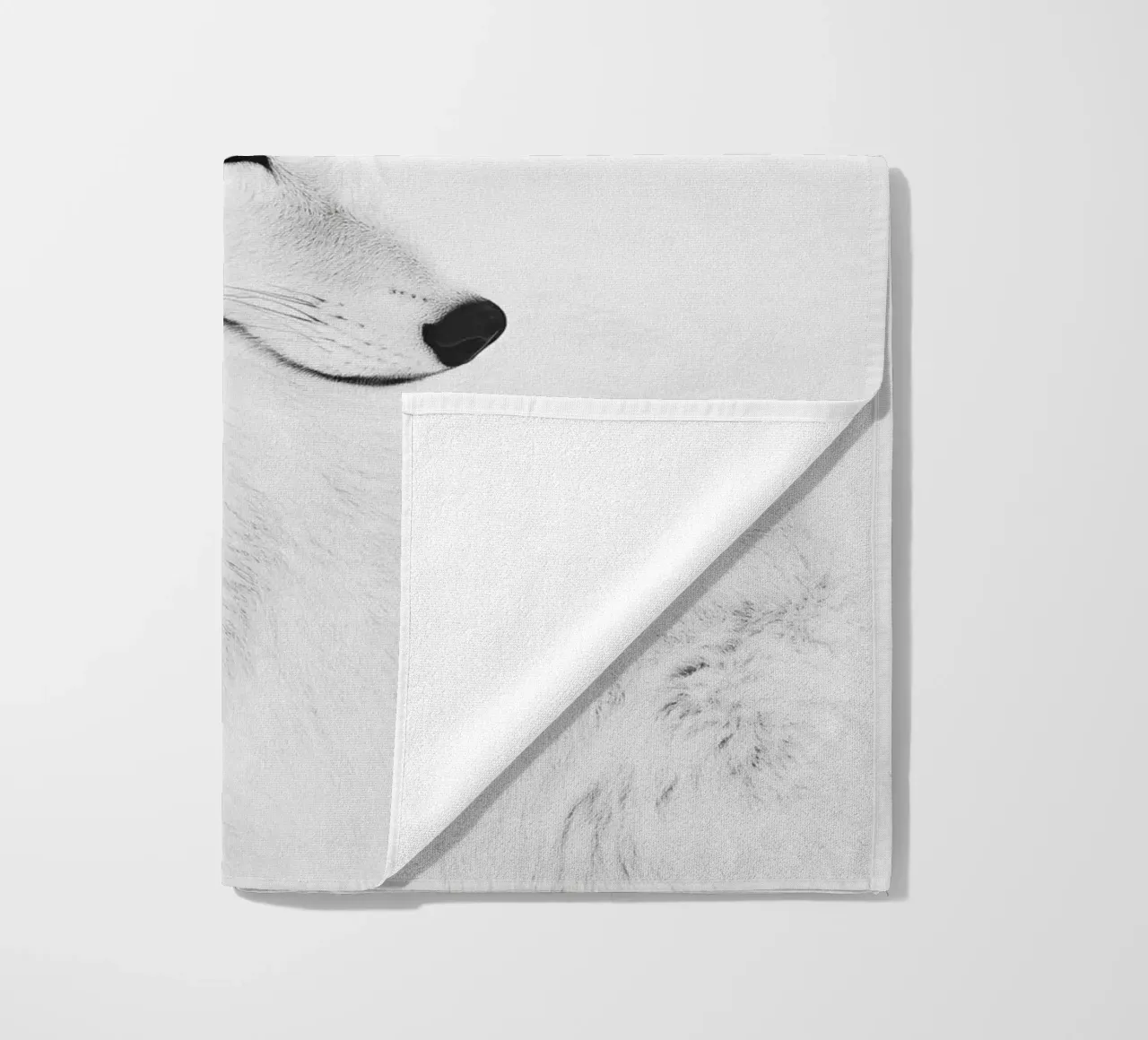Eleganter weißer Polarfuchs Strandtuch von Carinaprint