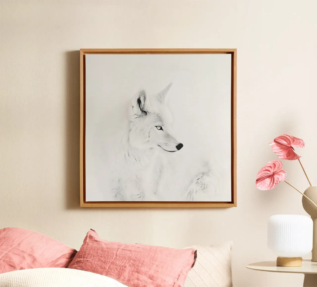 Eleganter weißer Polarfuchs Leinwand mit Schattenfugenrahmen von Carinaprint