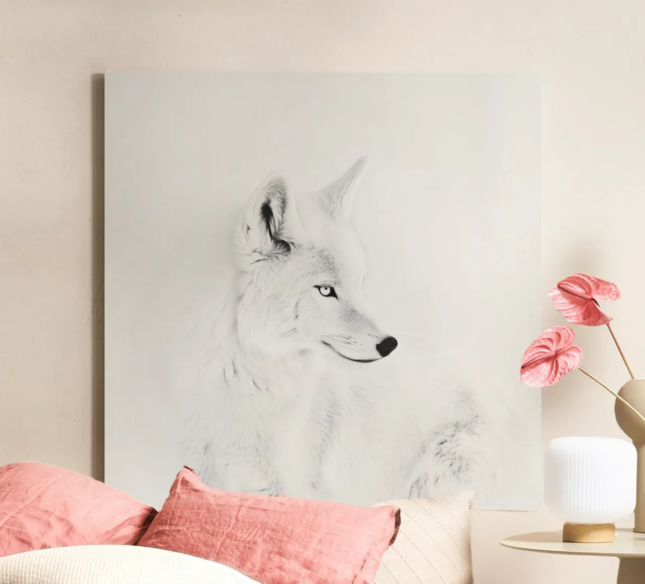 Eleganter weißer Polarfuchs Leinwand mit Schattenfugenrahmen von Carinaprint