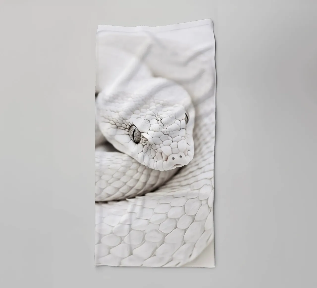 Elegante serpente bianco asciugamano da bagno da Carinaprint