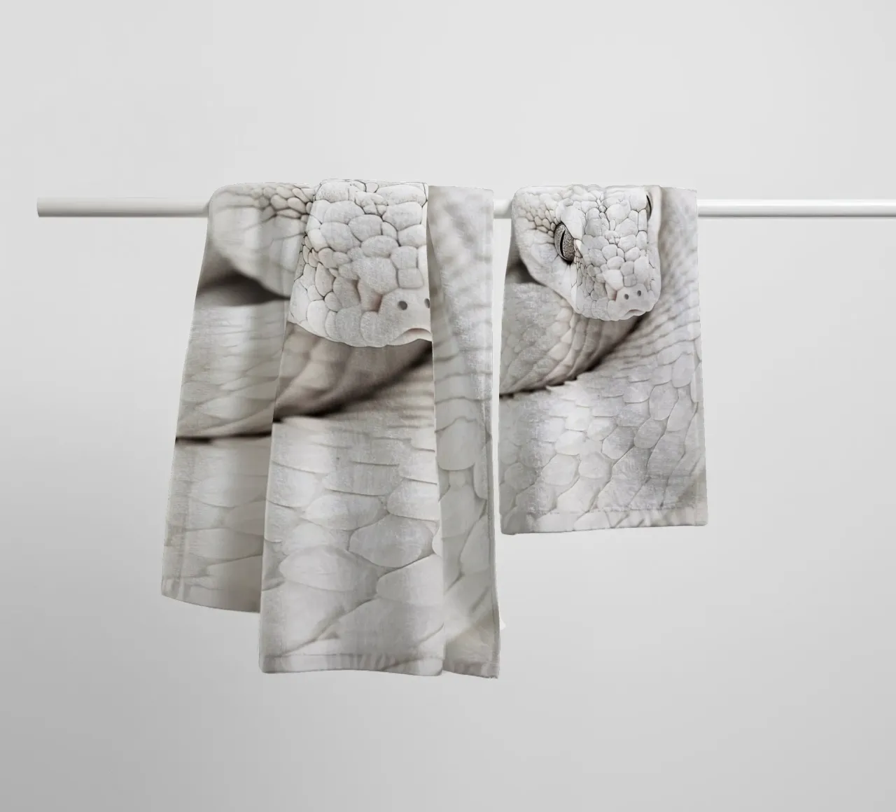 Elegante serpente bianco asciugamano da bagno da Carinaprint