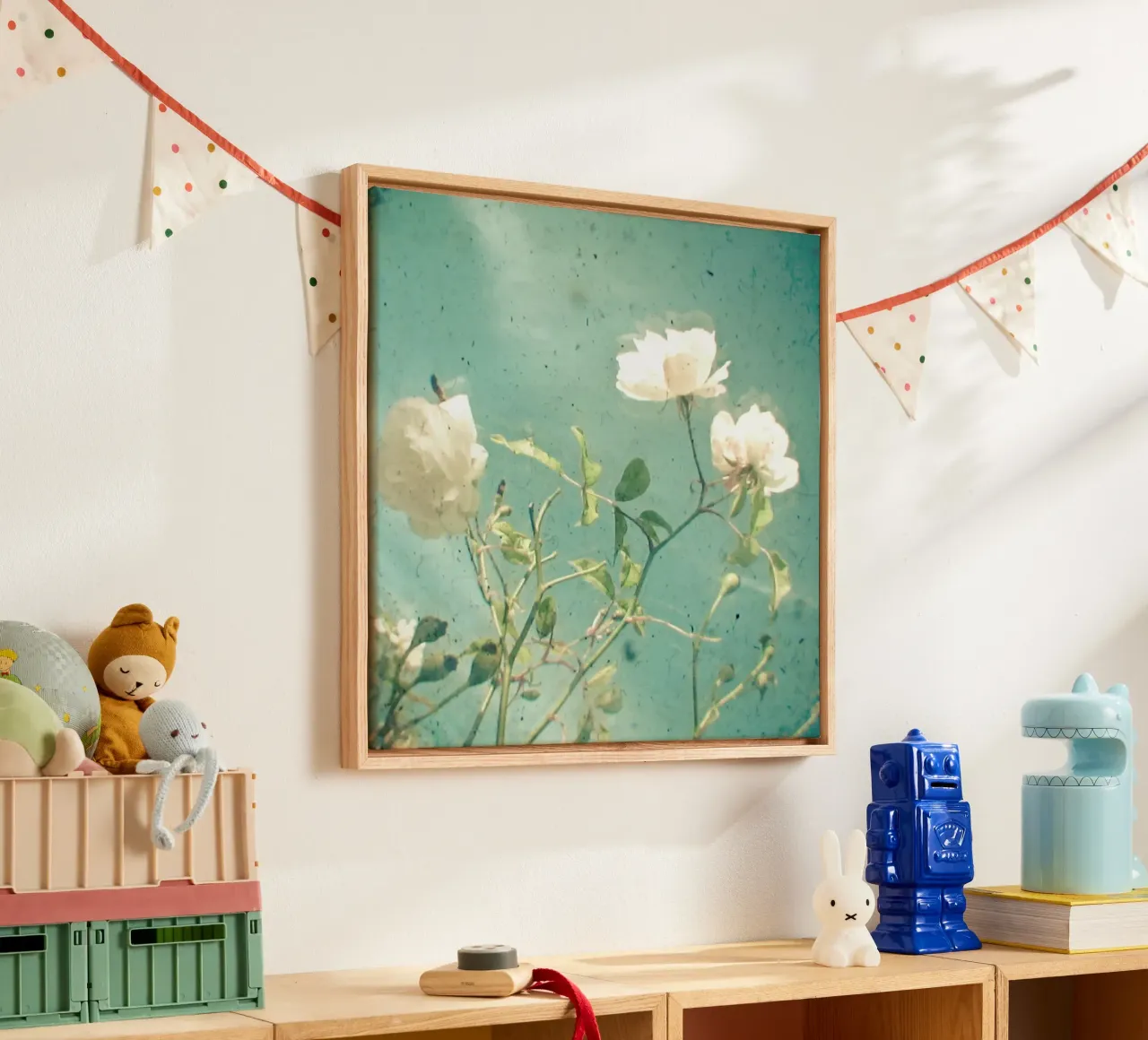 Rosa Bianca tela con Cornice a cassetta da Cassia Beck Photography