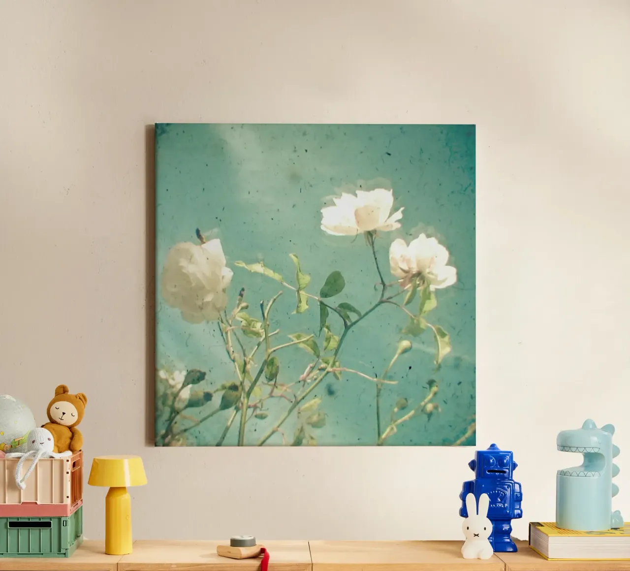 Rosa Bianca tela con Cornice a cassetta da Cassia Beck Photography