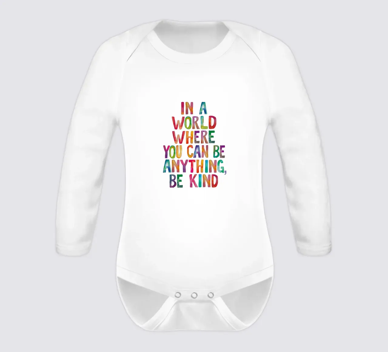 In un mondo in cui si può essere qualsiasi cosa, sii gentile Tipografia body neonato maniche lunghe da THE MOTIVATED TYPE