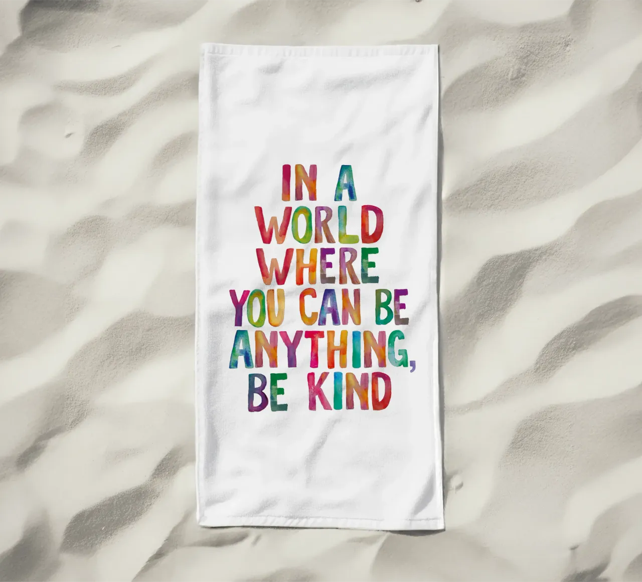 In un mondo in cui si può essere qualsiasi cosa, sii gentile Tipografia telo mare da THE MOTIVATED TYPE