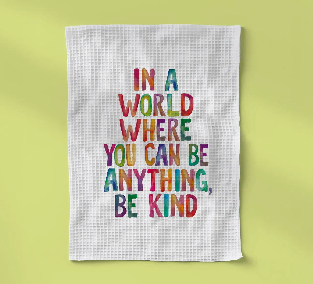In un mondo in cui si può essere qualsiasi cosa, sii gentile Tipografia canovaccio da cucina da THE MOTIVATED TYPE