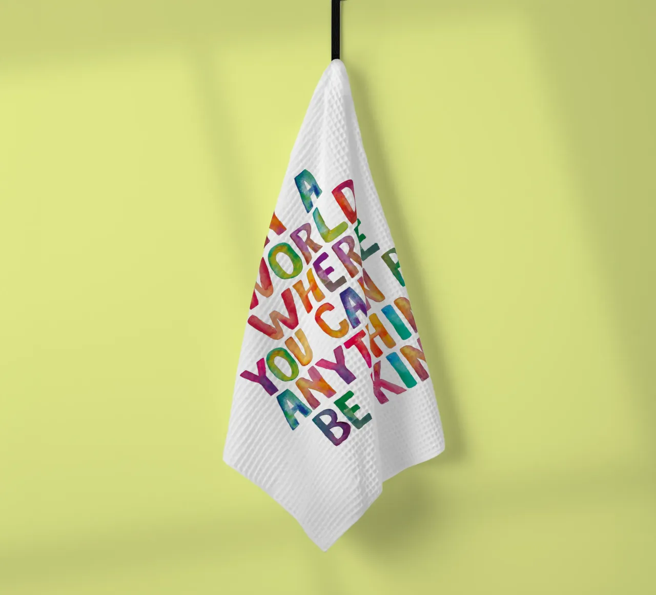 In un mondo in cui si può essere qualsiasi cosa, sii gentile Tipografia canovaccio da cucina da THE MOTIVATED TYPE