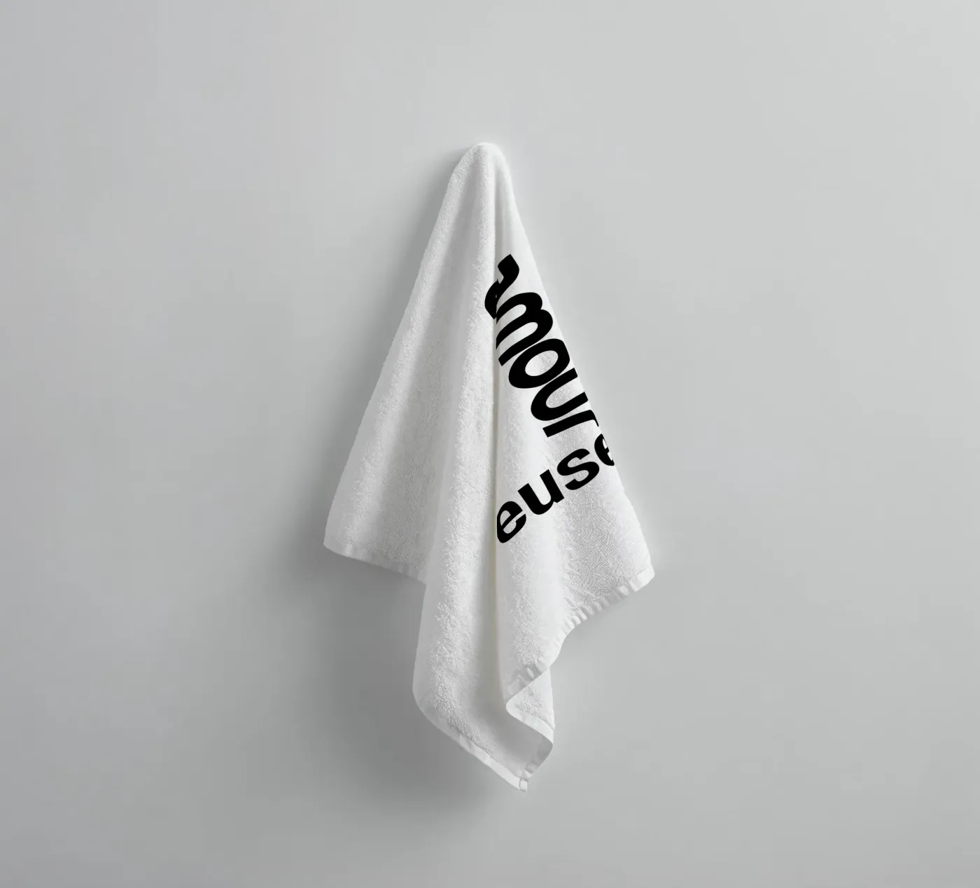 Amour Euse Handtuch von YV TYPOGRAPHY