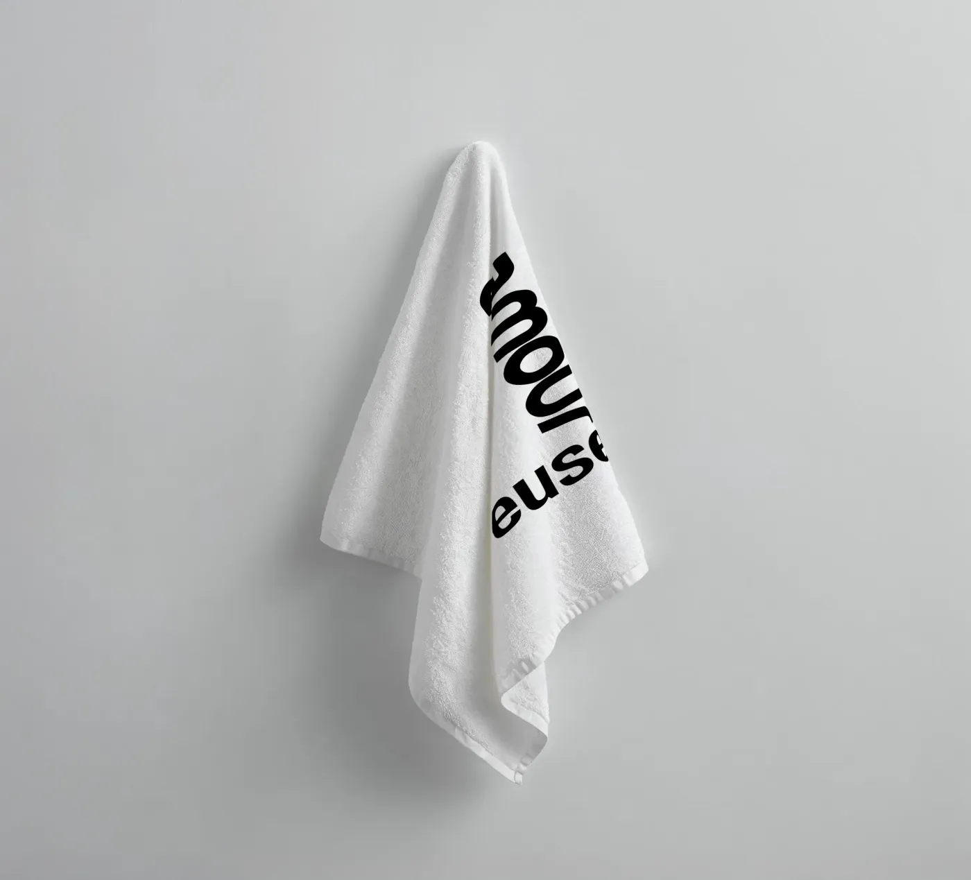 Amour Euse badhanddoek van YV TYPOGRAPHY