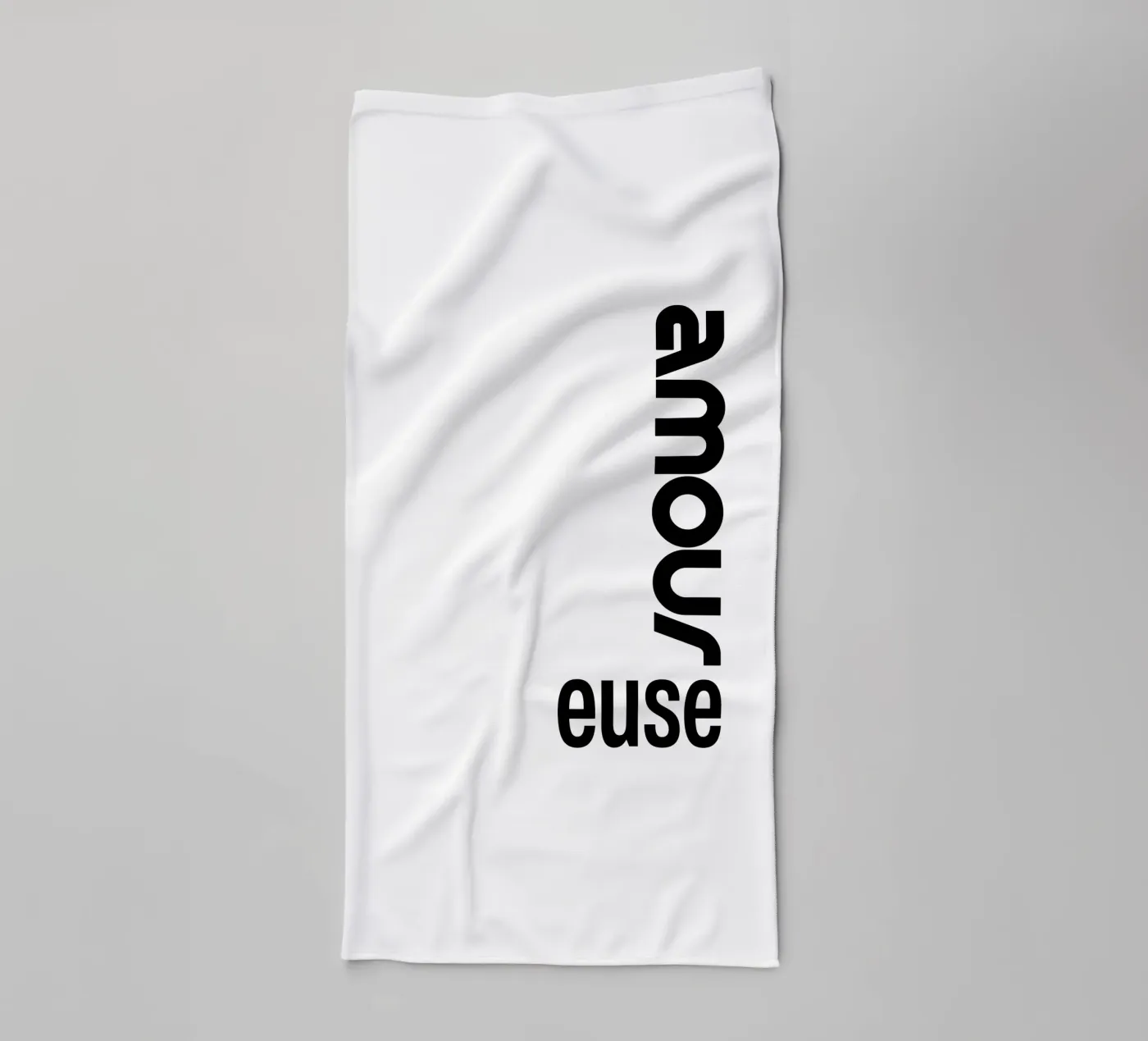 Amour Euse badhanddoek van YV TYPOGRAPHY