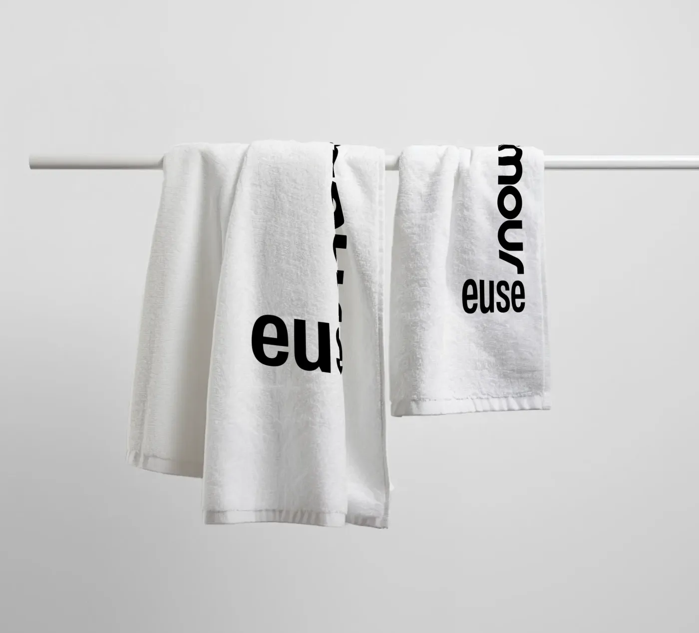 Amour Euse Handtuch von YV TYPOGRAPHY